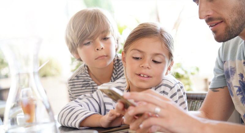 Bib and Coffee Un endroit aménagé pour les enfants permettra aux plus grands de finir de manger sereinement